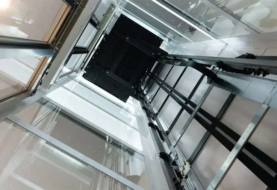 Gaine d'ascenseur vitrée et ses rails de guidage